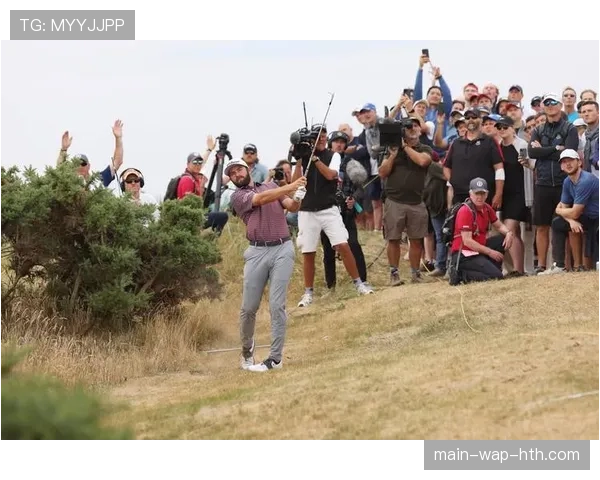 球员锦标赛第16洞五杆洞，麦克罗伊两杆攻上果岭射下老鹰