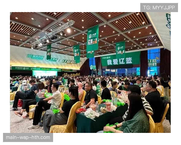 沈阳超过两万球迷聚集广场观看总决赛直播,庆祝夺冠 沈阳超过两万球迷聚集广场观看总决赛直播,庆祝夺冠